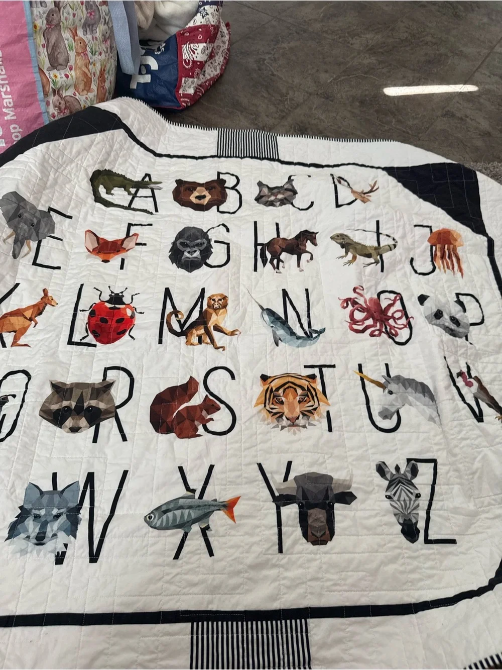 🥔Kids Animal Alphabet Quilt - White with Multicolor Animal Prints